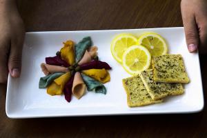 Salmones de colores, brownies porotos o nuggets de algas matizan la cocina chilena