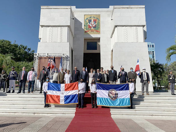 Directivos del Instituto Duartiano rinden honores este domingo en el Altar de la Patria.