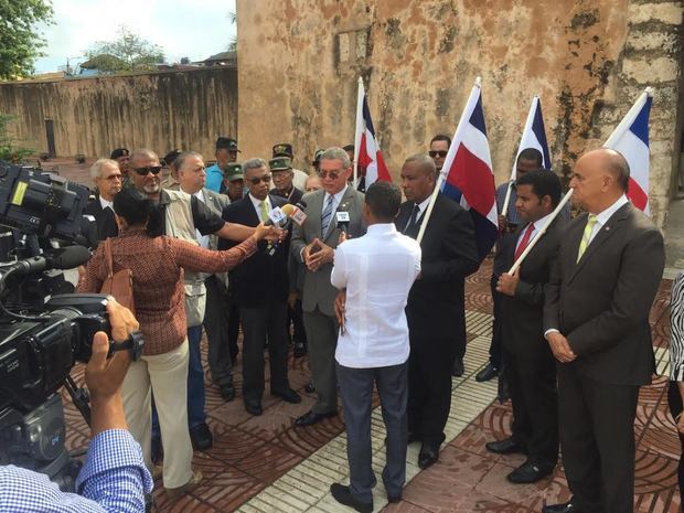 El presidente del Instituto Duartiano, Wilson Gómez, conversa con medios.
