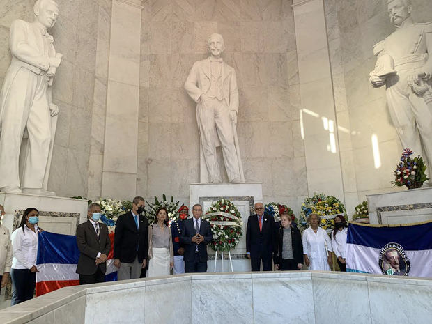 Un aspecto de la ofrenda floral por el 178 aniversario de la independencia nacional.
