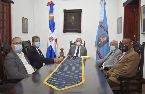 En el centro, el presidente del Instituto Duartiano, Wilson Gómez, junto a otros directivos de ese organismo.