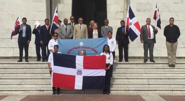 Directivos del Instituto Duartiano en el altar de la Patria.
