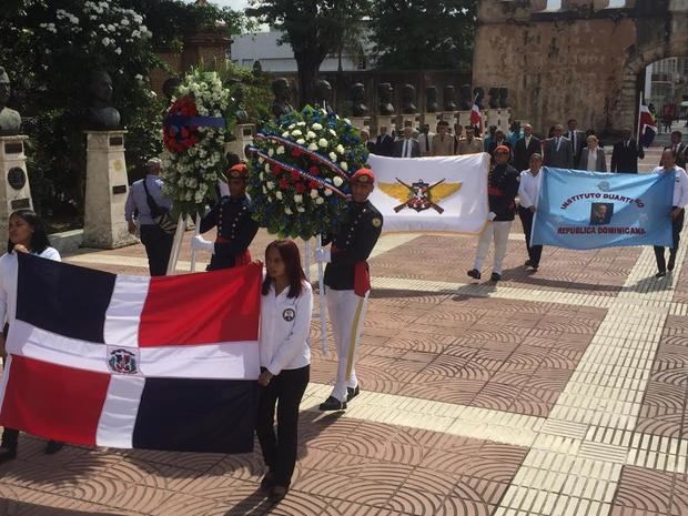 Un aspecto de la ofrenda floral por el 143 aniversario de la muerte de Duarte.