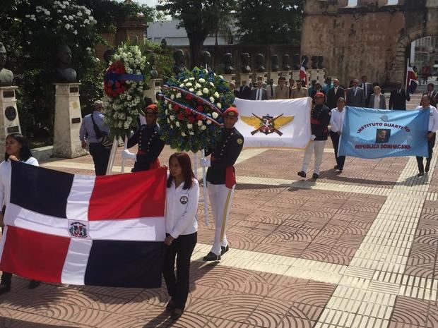 Un aspecto de la ofrenda floral por el 143 aniversario de la muerte de Duarte.