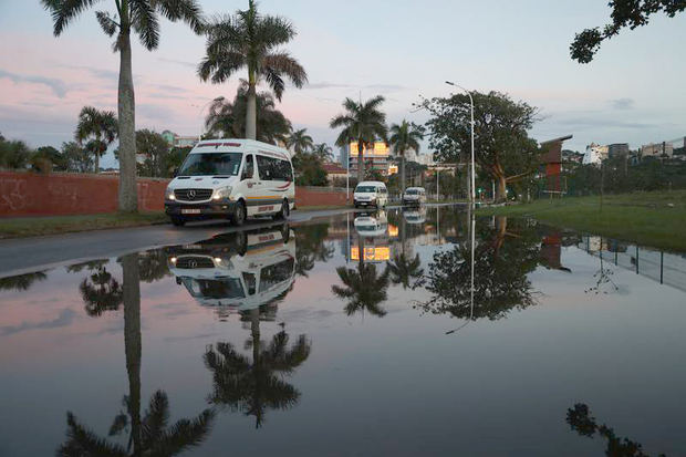 Aumenta a 306 la cifra de muertos por las inundaciones en Sudáfrica.