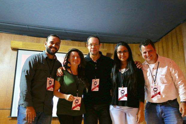 Isa Junca y Reynaldo Infante junto a participantes.