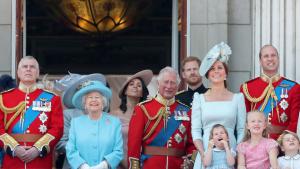 Isabel II presencia la ceremonia de su cumpleaños acompañada por su familia