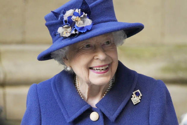 Isabel II, de 95 años, usa un bastón por primera vez en un acto público