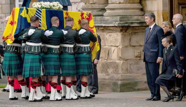 El ataúd de Isabel II partirá mañana al palacio de Buckingham desde Edimburgo