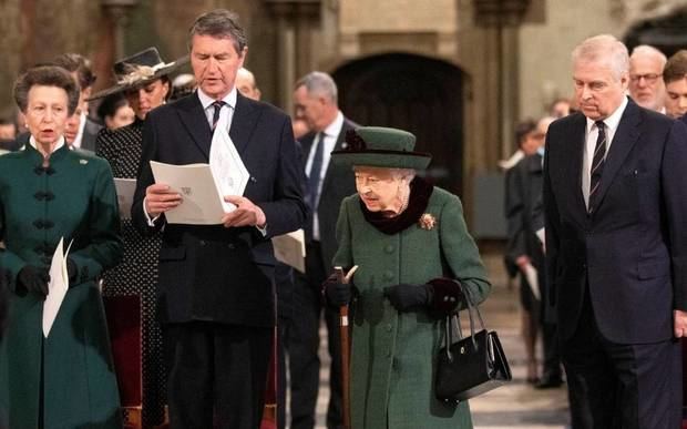 Isabel II exhibe su apoyo al príncipe Andrés en tributo al duque de Edimburgo.