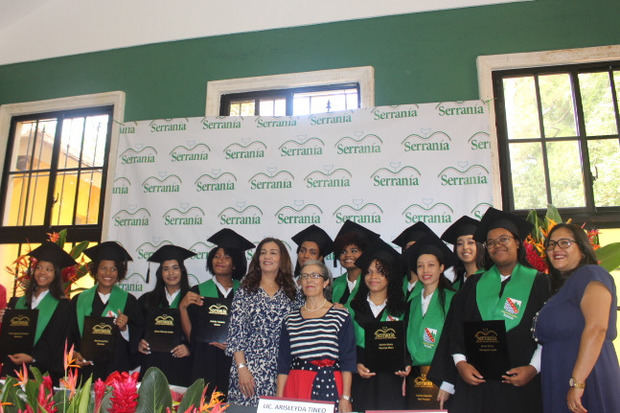 Isabel Pichardo directora de la escuela junto a las graduadas.