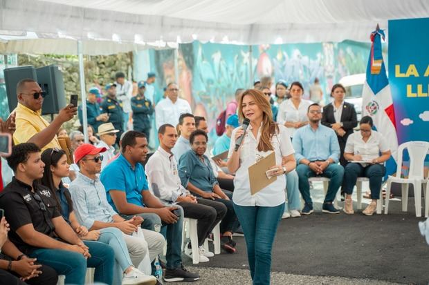 La alcaldesa Carolina Mejía se dirige a los presentes. 