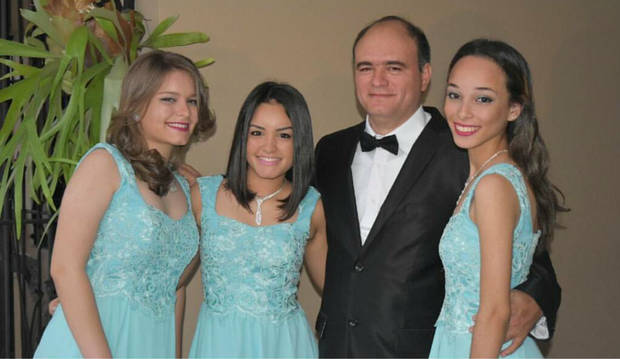 El doctor Jménez en compañía de sus hijas,  Isabella Jiménez Ovalles, Vilmary Jiménez Ovalles.
