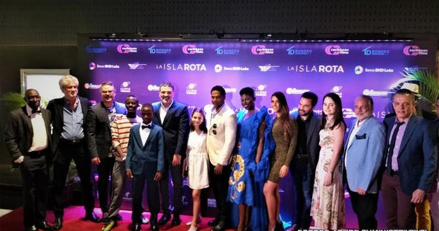 El equipo de La isla rota en la premiere de la exquisita producción cinematográfica anoche en Donwtonw Center Caribbean Cinemas.