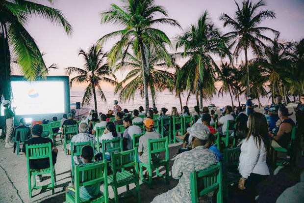 Habitantes de Isla Saona disfrutan por primera vez de la proyección al aire libre de dos películas gracias a la energía limpia.