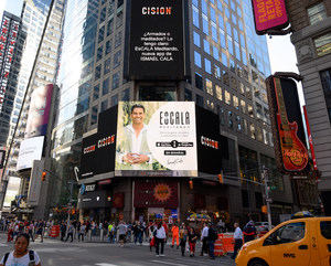 Ismael Cala lleva a las pantallas de Time Square el problema de las armas en EEUU