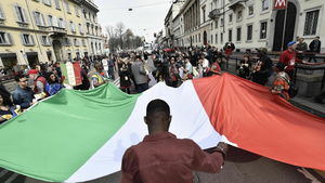Miles de personas marchan en Milán contra la discriminación y el racismo