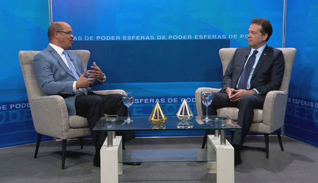 El precandidato presidencial, ingeniero Víctor –Ito- Bisonó, entrevistado por el periodista Federico Méndez, en el programa Esferas de Poder.