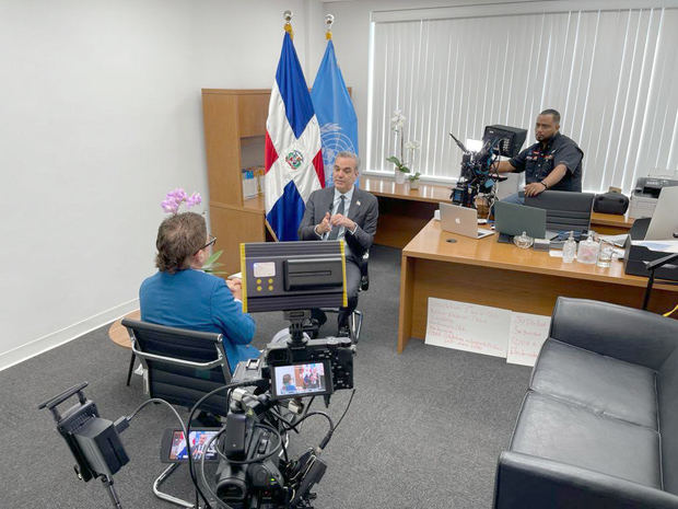 Iván Ruiz durante la entrevista al presidente Luis Abinader.