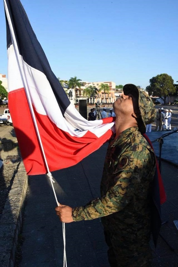 Izamiento de las banderas, a cargo del Ministerio de Defensa, en la Plaza España