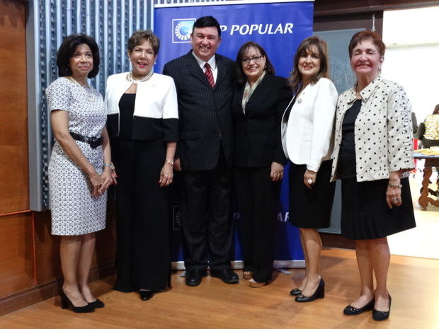 Rhina Ibert, Olga de los Santos, J. R. Román, Candy Román, Noris Sánchez, y Margarita Mendoza.  