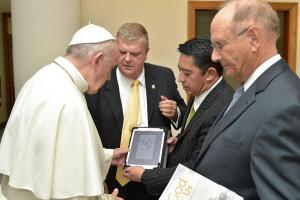 El papa se convierte en el primer jugador de un videojuego para la JMJ Panamá 2019