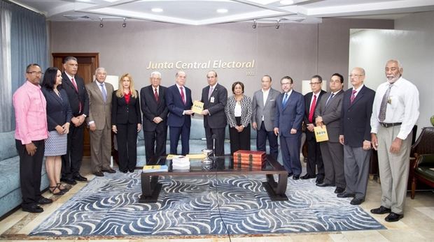 Representantes de un grupo de Partidos Políticos de oposición visitaron al presidente de la JCE.