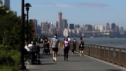 Gente caminando por el East River de Nueva York.