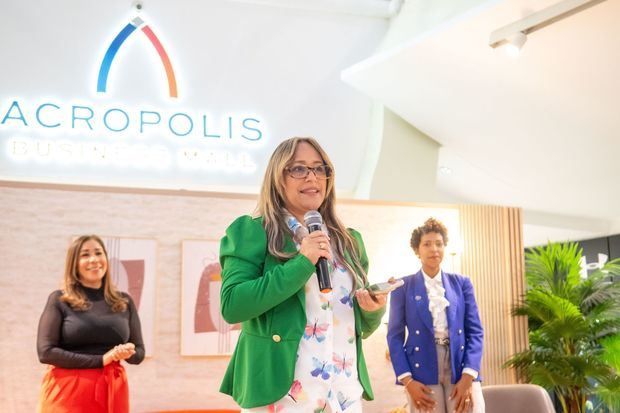 Jacqueline Tineo, presidente Fundación de Mujer a Mujer durante su ponencia.