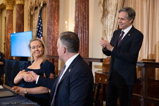 El secretario de Estado de EE.UU. Antony Blinken aplaude a Clare Reichenbach, directora ejecutiva  de la Fundación James Beard y al embajador Rufus Gifford, jefe de protocolo de Estados Unidos tras la firma del acuerdo donde se reincida la Asociación Diplomática Culinaria.