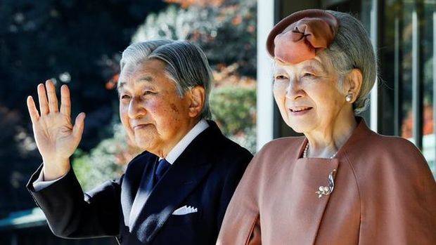 Akihito,  emperador de Japón 
 renuncia al trono.
