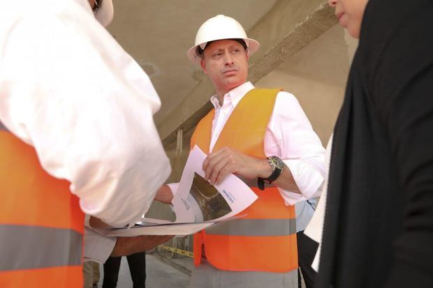 El procurador Jean Rodríguez durante el recorrido de supervisión por los terrenos donde se construye La Nueva Victoria, escuchó de los ingenieros  constructores  y de los encargados de la obra las explicaciones de lugar  sobre los avances que lleva la misma.