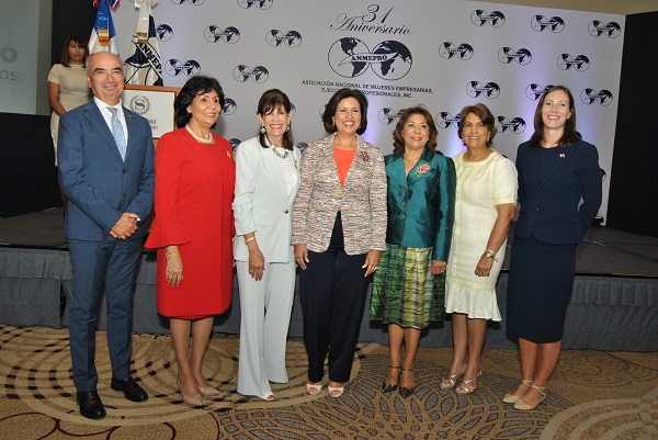 Jean Lucca Grippa, Dolly Nin, Robin Bernstein, Margarita Cedeño de Fernandez, Fior Rodriguez, Raysa Mejia, y Shaunna Hemingway