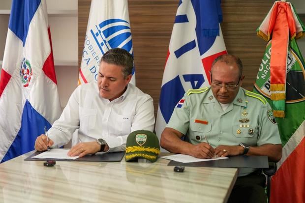 Jean Luis Rodríguez, director de RD Vial y el director de la DIGESETT Ramón Antonio Guzmán.