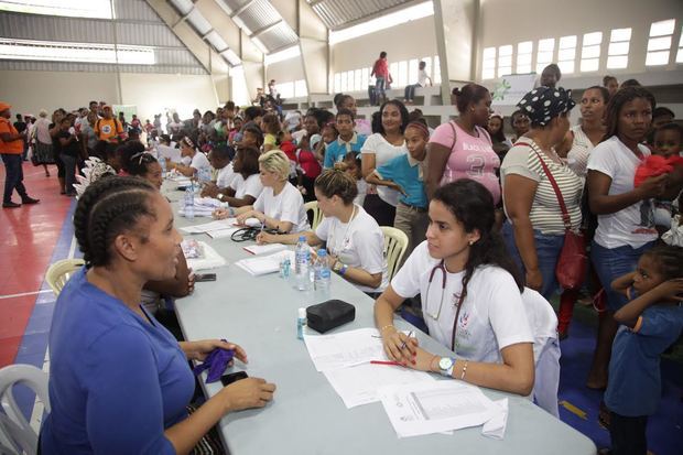 Equipo de 150 médicos ofrece atenciones a 2,500 habitantes de Jimaní en segundo día de jornada La vuelta al Lago.