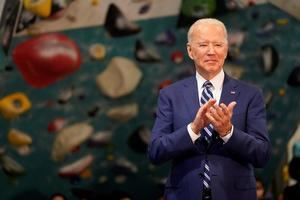 Biden advierte a Rusia mientras EE.UU. se asoma a un Día de los Caídos "normal"