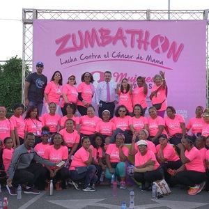 Joel López y Gerardo García  junto las participantes en el Zumbathon