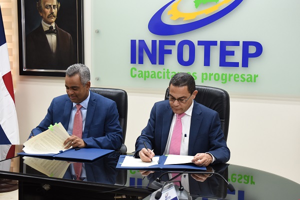 Joel Santos, Presidente de Asonahores y Rafael Ovalles, Director General del INFOTEP, al momento de la firma