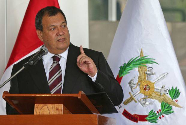 Jorge Nieto, ministro de Defensa de Perú 