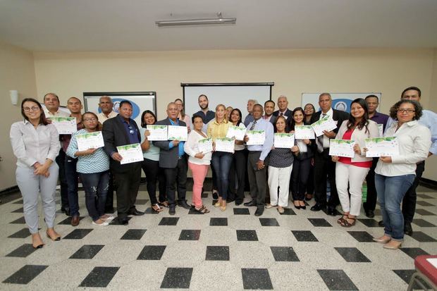 El coordinador del proyecto Tú Primero, Adib Bachá, junto a los participantes de la primera Jornada Planeta, “Fortalecimiento y transferencia de conocimiento a la sociedad civil en temas medioambientales”, luego de la entrega de certificados. 