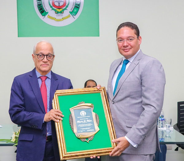 José Hazim Torres entrega reconocimiento al escritor Andrés L. Mateo