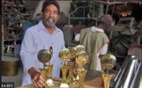 José Ignacio Morales, (El Artistico) -EPD-realizador del trofeo en bronce del trofeo del Premio PEL.