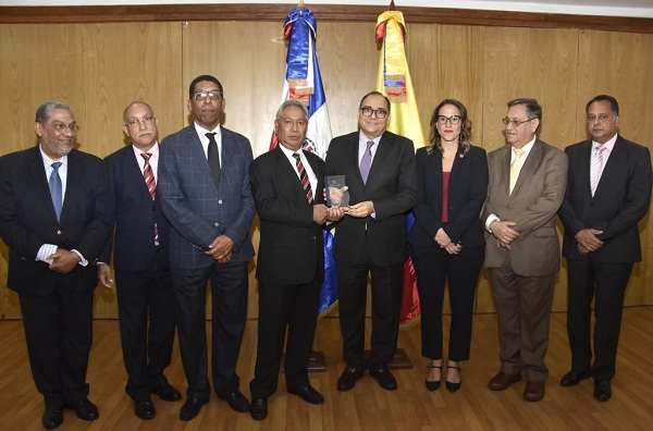 Isidoro Santana, junto al viceministro de Cooperación Internacional, Inocencio García Javier y funcionarios del MEPyD, entrega una placa de reconocimiento al embajador de Colombia, José Antonio Segebre Berardinelli,