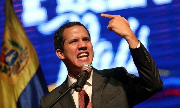 El jefe del Parlamento, Juan Guaidó, reconocido como presidente interino de Venezuela por más de cincuenta países, denunció este viernes la detención de dos miembros de su equipo de seguridad y alertó de que pueden estar “siendo torturados”.