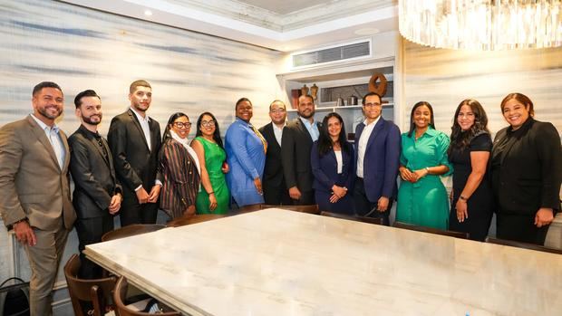 Juan Ariel JIménez junto a líderes de la Dominican Bar Association.