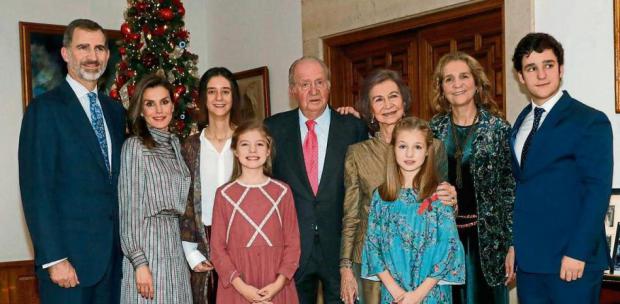 Juan Carlos, el día de su 80.º cumpleaños, con los Reyes, la reina Sofía, la infanta Elena, Leonor y Sofía de Borbón, y Felipe y Victoria Marichalar..