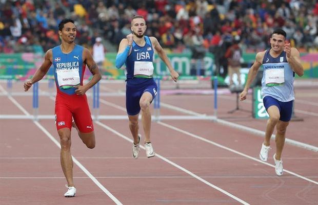 Juander Santos (i), de República Dominicana, fue registrado este martes al celebrar su victoria en una de las semifinales de la prueba masculina de los 400 metro con vallas del atletismo de los Juegos Panamericanos 2019, en Lima (Perú). 