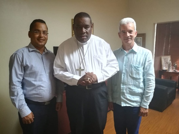 Juandy Gómez , Monseñor Jesús Castro Marte y el Dr. Samuel Ramos