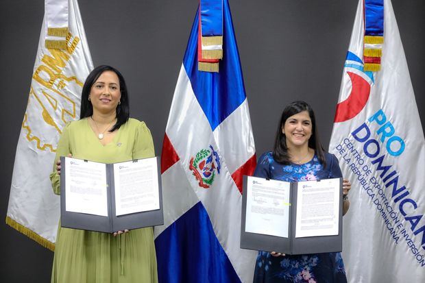 Julissa Jiménez presidenta de ADME junto a Biviana Riveiro directora Ejecutiva de ProDominicana.