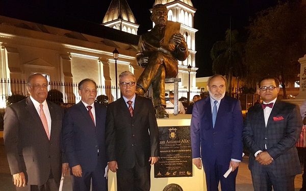 Junto a la inaugurada estatua de Juan Antonio Alix, en la inauguración oficial  Juan Daniel Balcácer, Huchi Lora, Jose Núñez,  Francisco Pagan y Juan Gilberto Núñez.